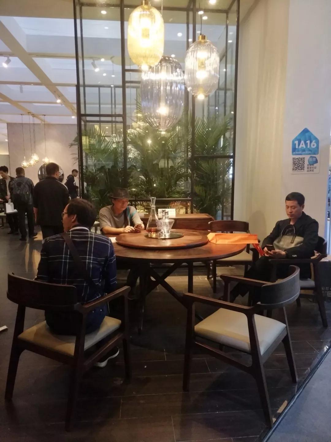 主材选用优质的收藏级国标红木(阔叶黄檀)黑酸枝和意大利优质真皮顶级布艺,将中国传统榫卯结构与意大利极简工艺相结合,颠覆了将传统符号简单再现的设计语汇,总是出乎意料,却在情理之中,不断让我们为之耳目一新。